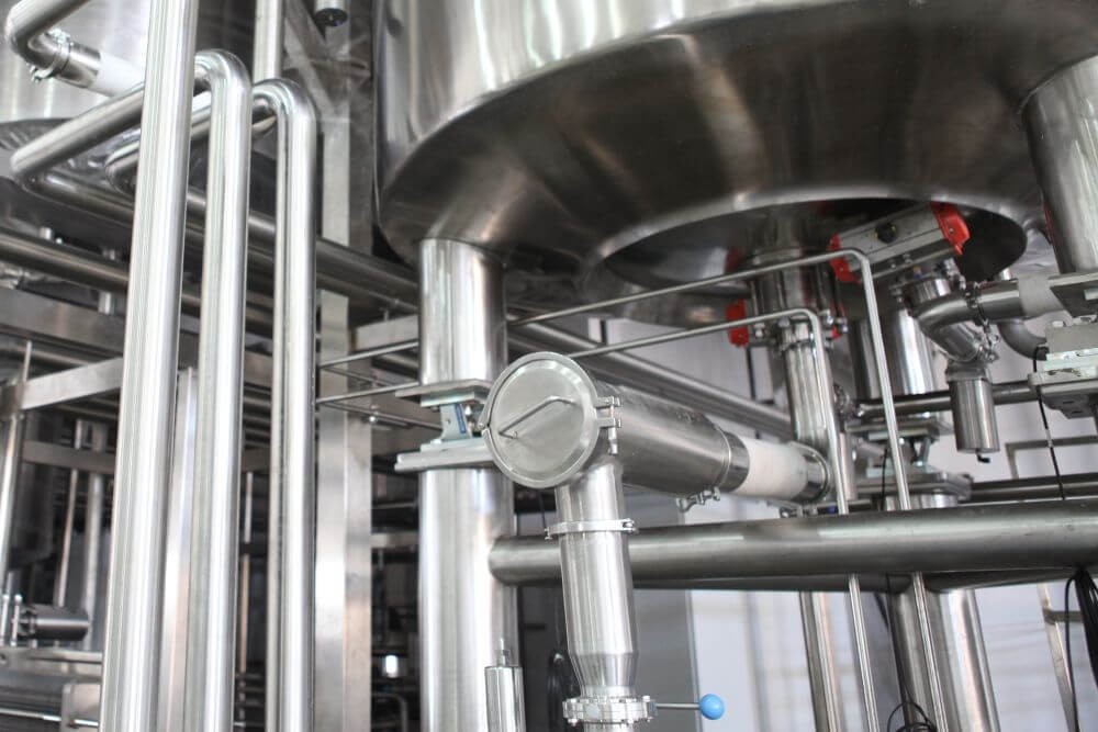 Nierdzewny filtr kątowy w instalacji produkcji spożywczej