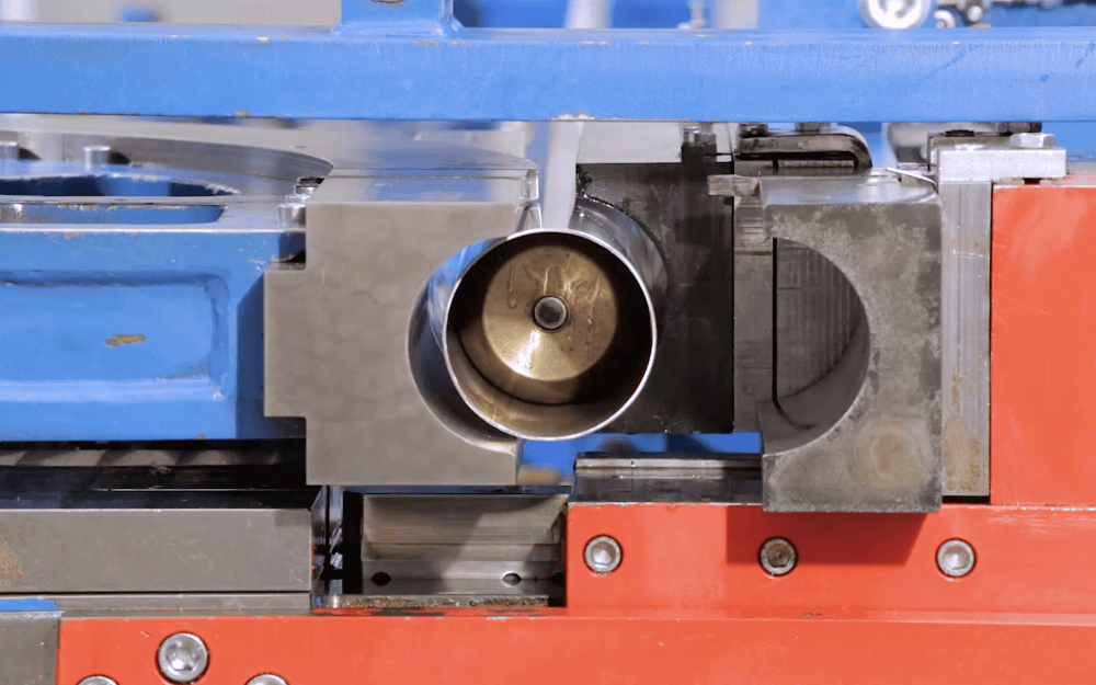 Odcinek rury zostaje umieszczony w prowadnicy