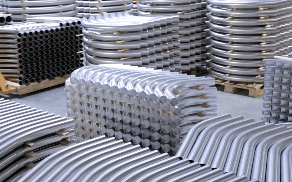 Stalowe kolana oczekujące na pakowanie i wysyłkę